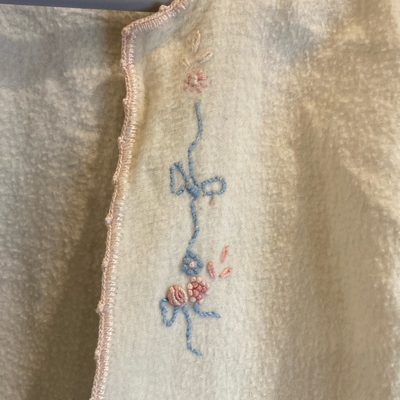 Vintage Embroidered Cream 1930’s cotton flannel. Box A - Picture 2 of 5